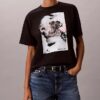 T-shirt squadrata con grafica del logo in stile script sbiadito T-shirt squadrata con grafica del logo in stile script sbiadito