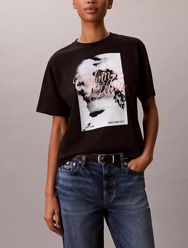 T-shirt squadrata con grafica del logo in stile script sbiadito T-shirt squadrata con grafica del logo in stile script sbiadito