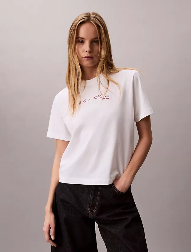 T-shirt squadrata con logo in stile calligrafico T-shirt squadrata con logo in stile calligrafico
