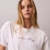 T-shirt squadrata con logo in stile calligrafico T-shirt squadrata con logo in stile calligrafico