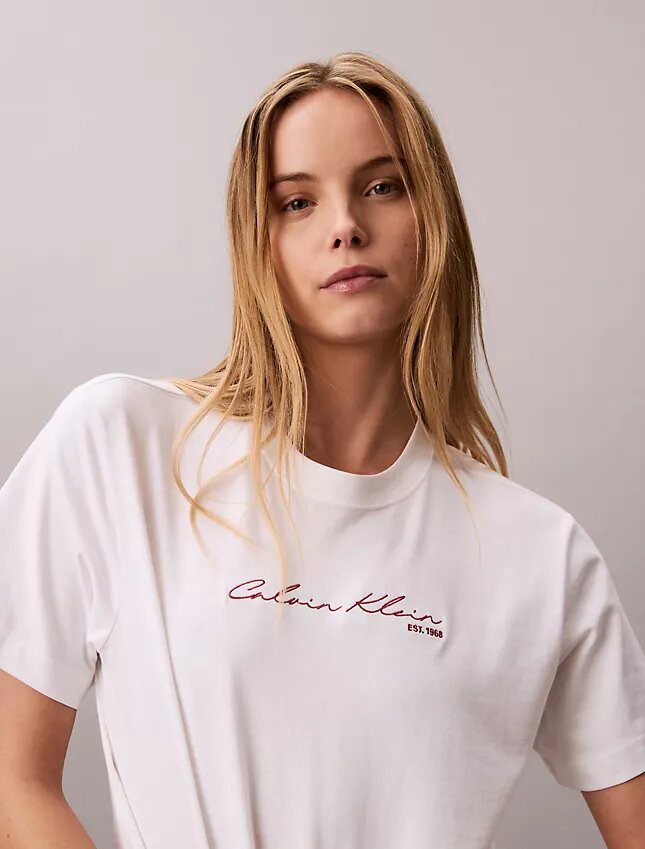 T-shirt squadrata con logo in stile calligrafico T-shirt squadrata con logo in stile calligrafico