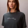 T-shirt squadrata con logo in stile calligrafico T-shirt squadrata con logo in stile calligrafico