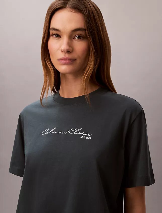 T-shirt squadrata con logo in stile calligrafico T-shirt squadrata con logo in stile calligrafico