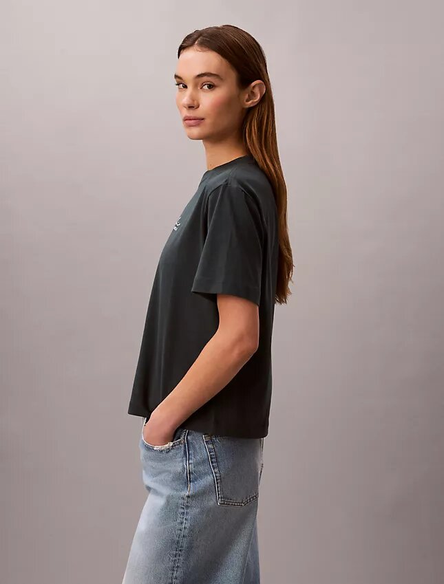 T-shirt squadrata con logo in stile calligrafico T-shirt squadrata con logo in stile calligrafico