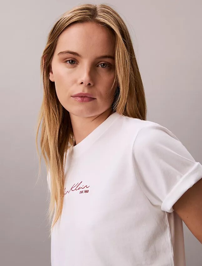 T-shirt squadrata con logo in stile calligrafico T-shirt squadrata con logo in stile calligrafico