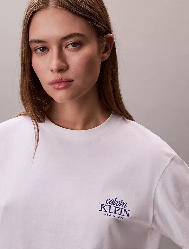 T-shirt squadrata con logo ricamato T-shirt squadrata con logo ricamato
