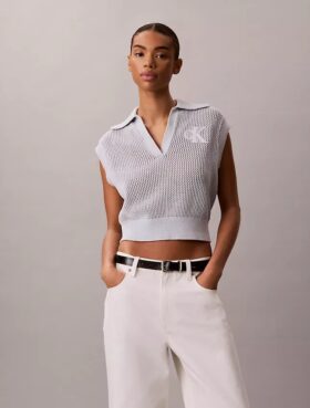 Top corto all’uncinetto con monogramma