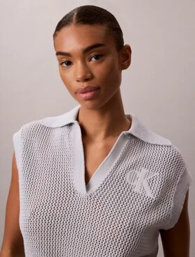 Top corto all’uncinetto con monogramma