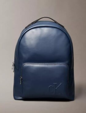 Zaino con monogramma in rilievo