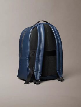 Zaino con monogramma in rilievo